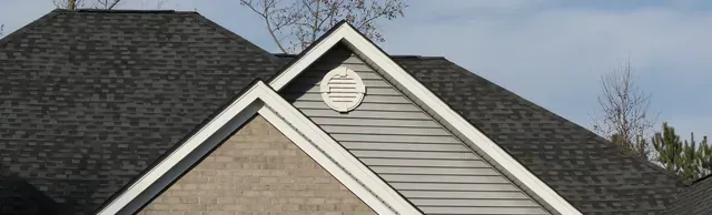 Grondige gevelrenovatie en gevelwerken aan een woning in Sint-Niklaas, met vernieuwde gevelbekleding en moderne afwerking