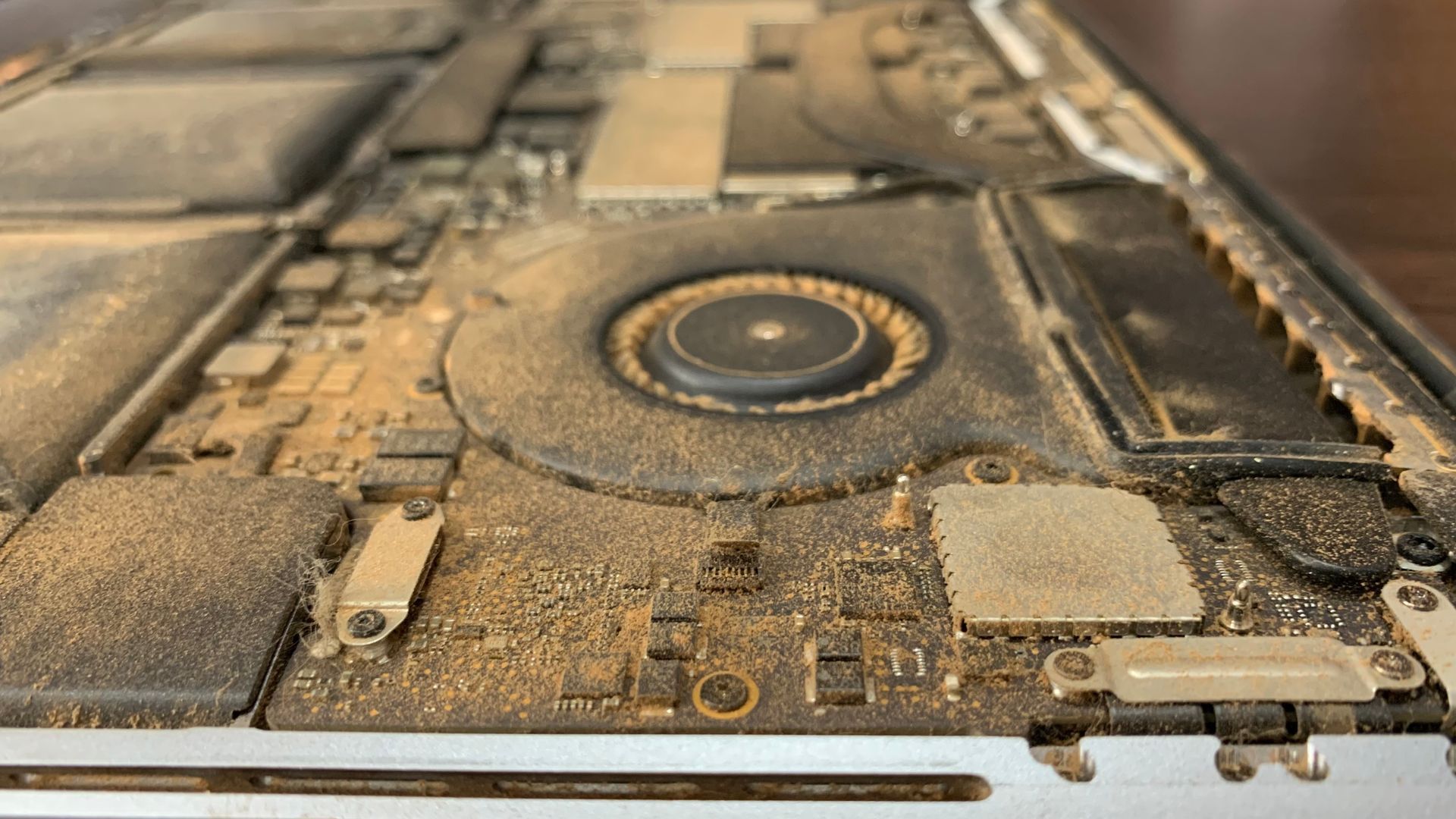 MacBook sucio, abierto y listo para ser limpiado.