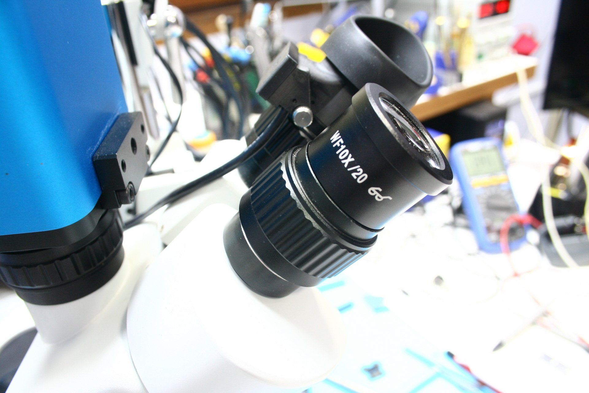A close up of a microscope with a lens that says 10x/20
