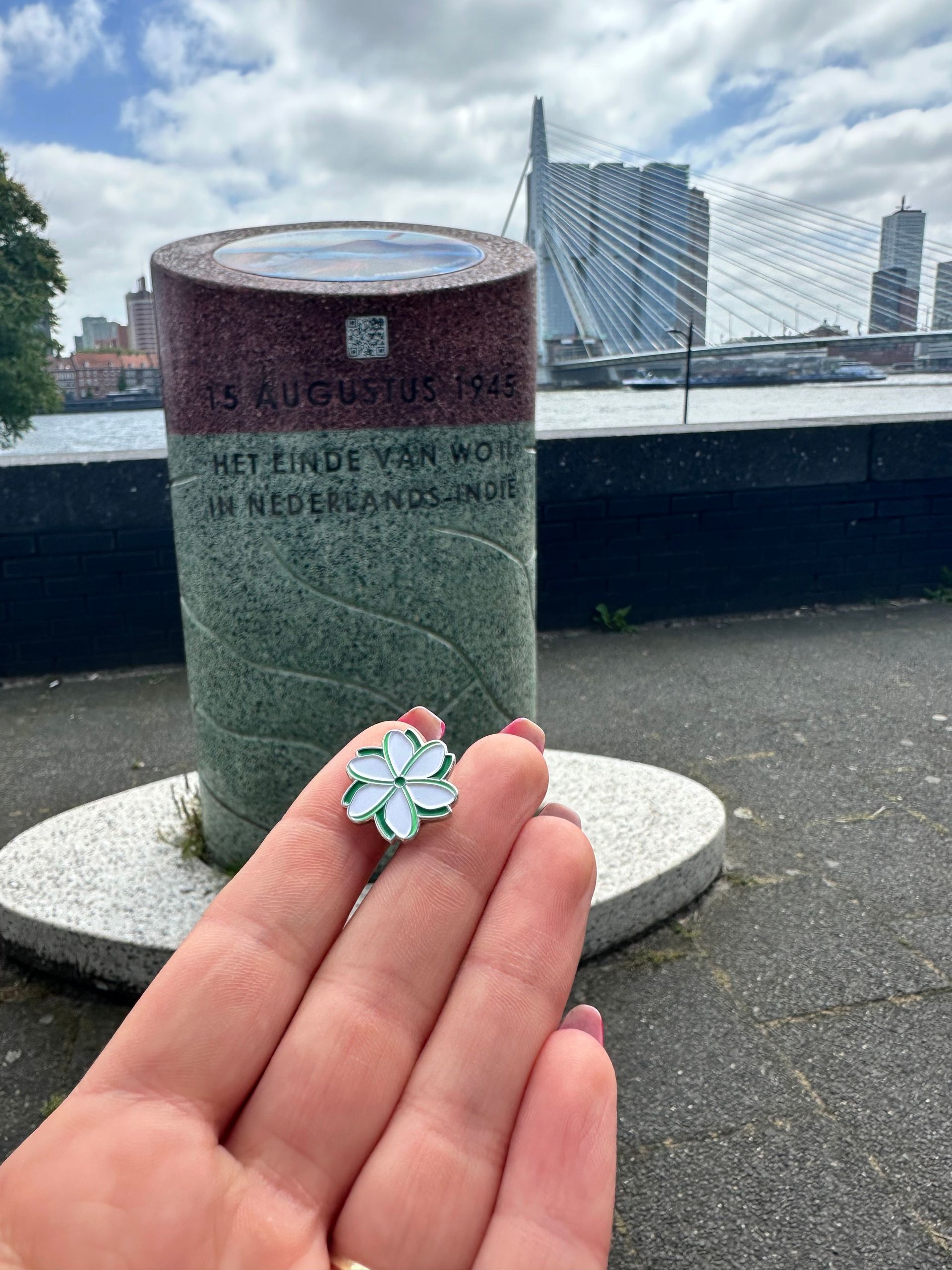 Indië-monument bij de Boompjes aan de Maas in Rotterdam