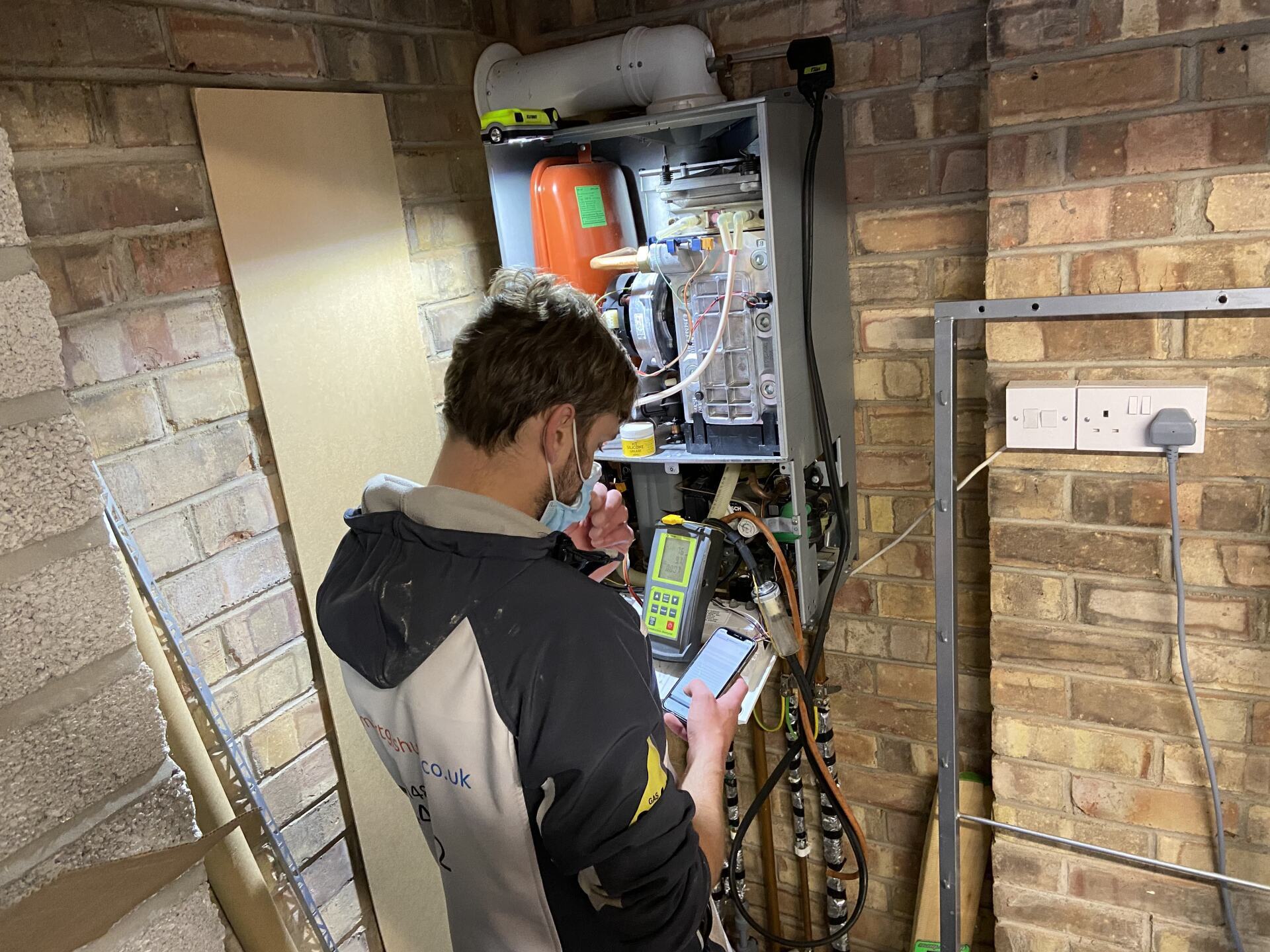 photo of a smartgas engineer conducting a boiler service