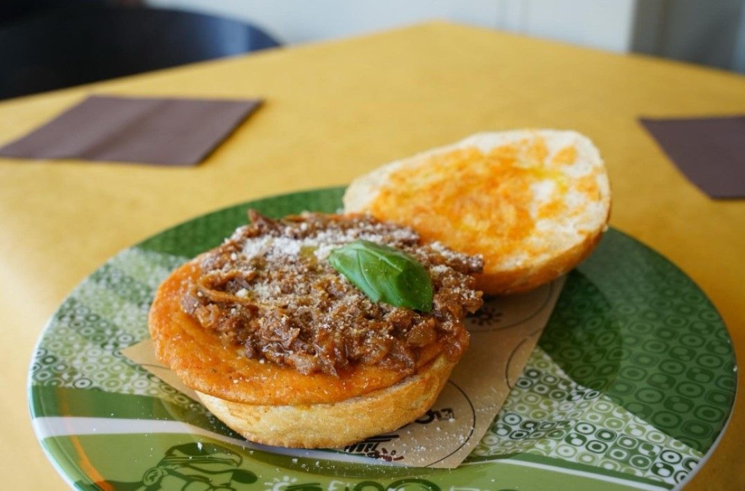Panino con Genovese e cialda di grana fritta.