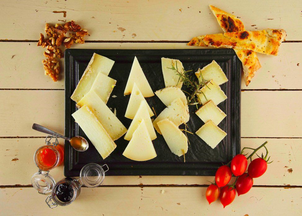 tagliere con pecorini toscani