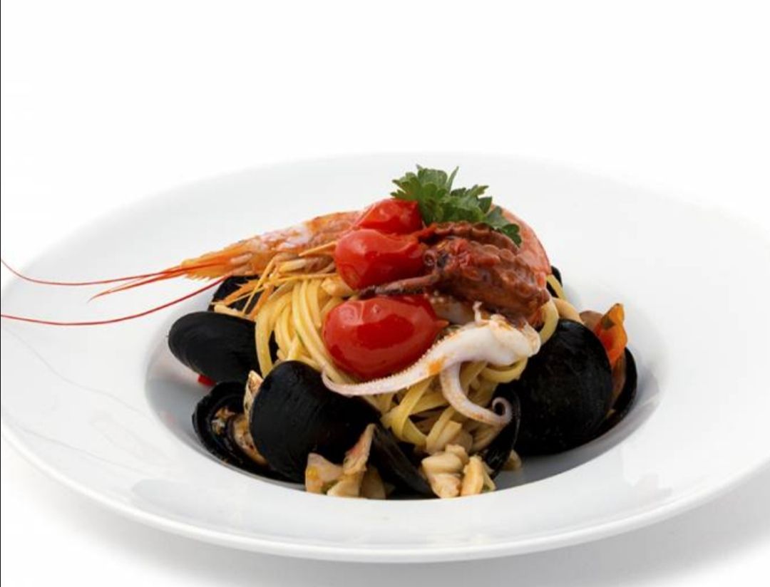 Primi piatti di mare, Linguine allo scoglio con frutti di mare, molluschi e crostacei.