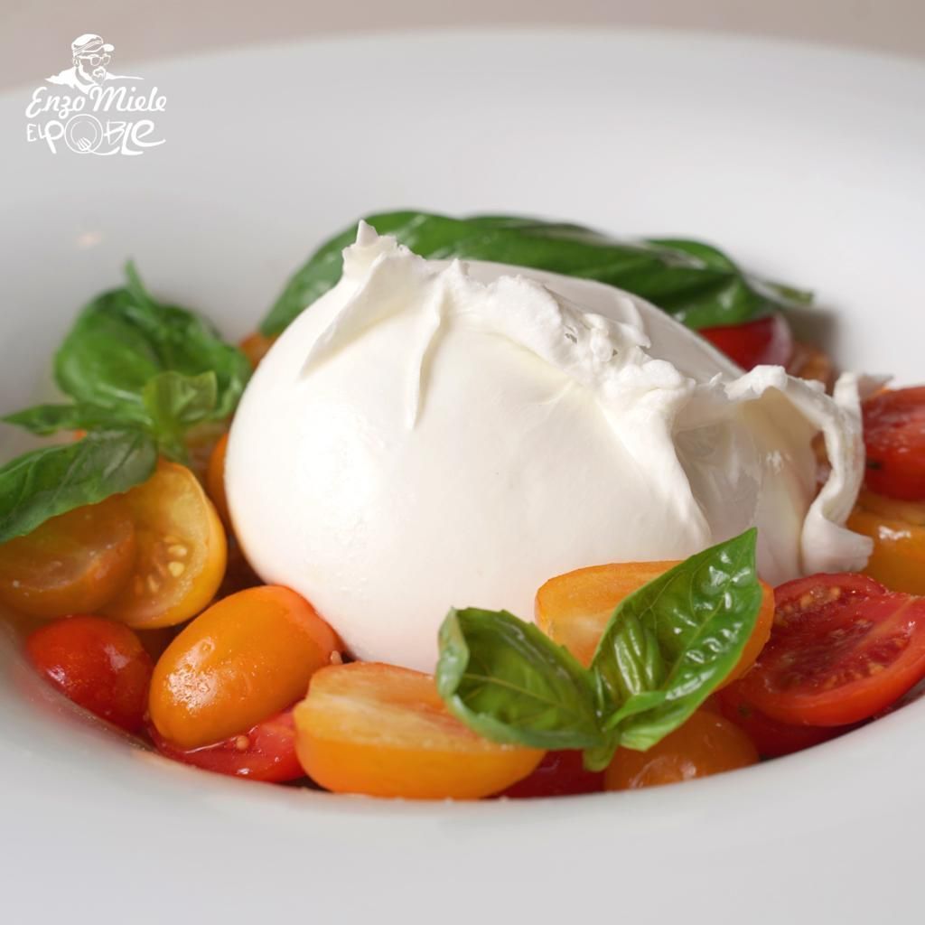 Antipasto Mozzarellona di Bufala con datterini e cubetti di pane al formaggio