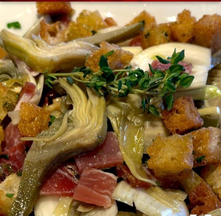 Insalata con formaggio, verdure, ortaggi e noci.