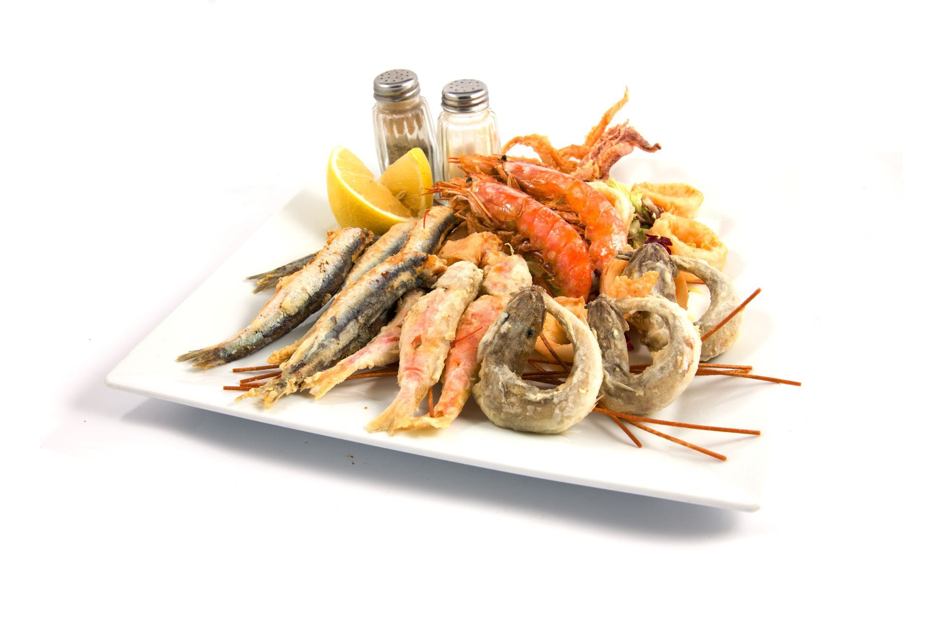 frittura di pesce calamari, gamberi, alici