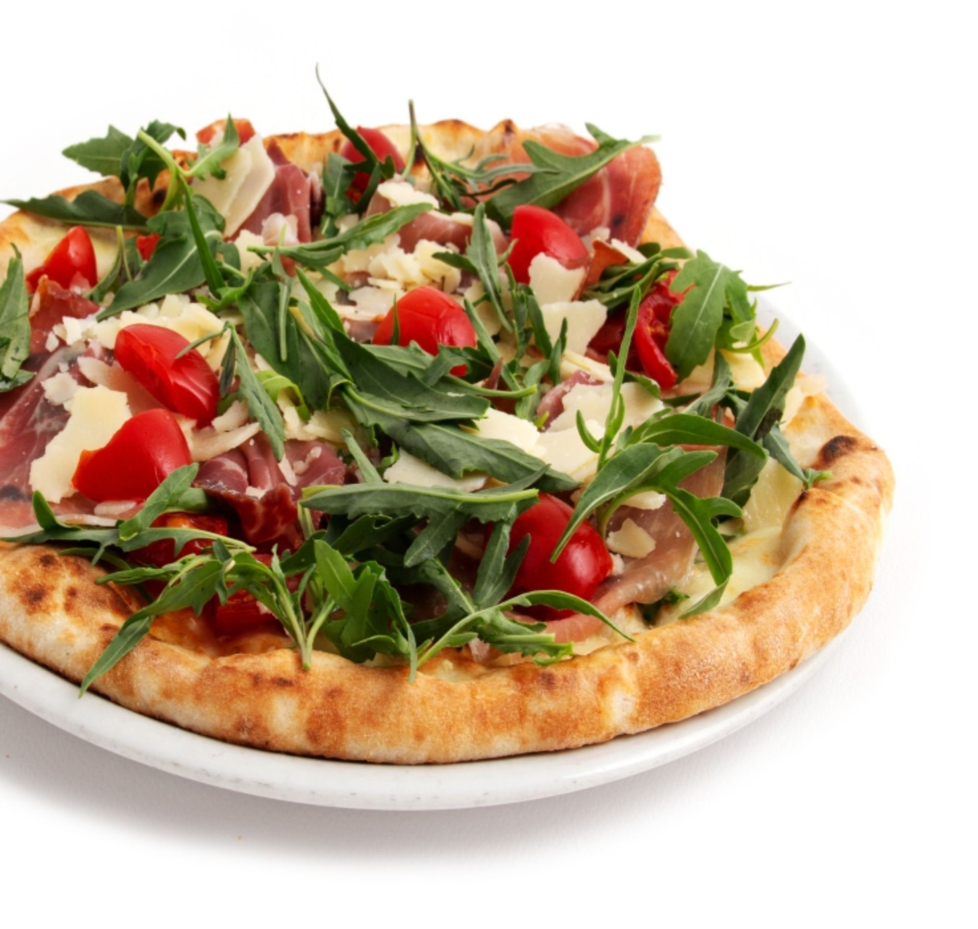 Pizza con pomodorini del Piennolo, fior di latte, rucola e scaglie di Parmigiano.