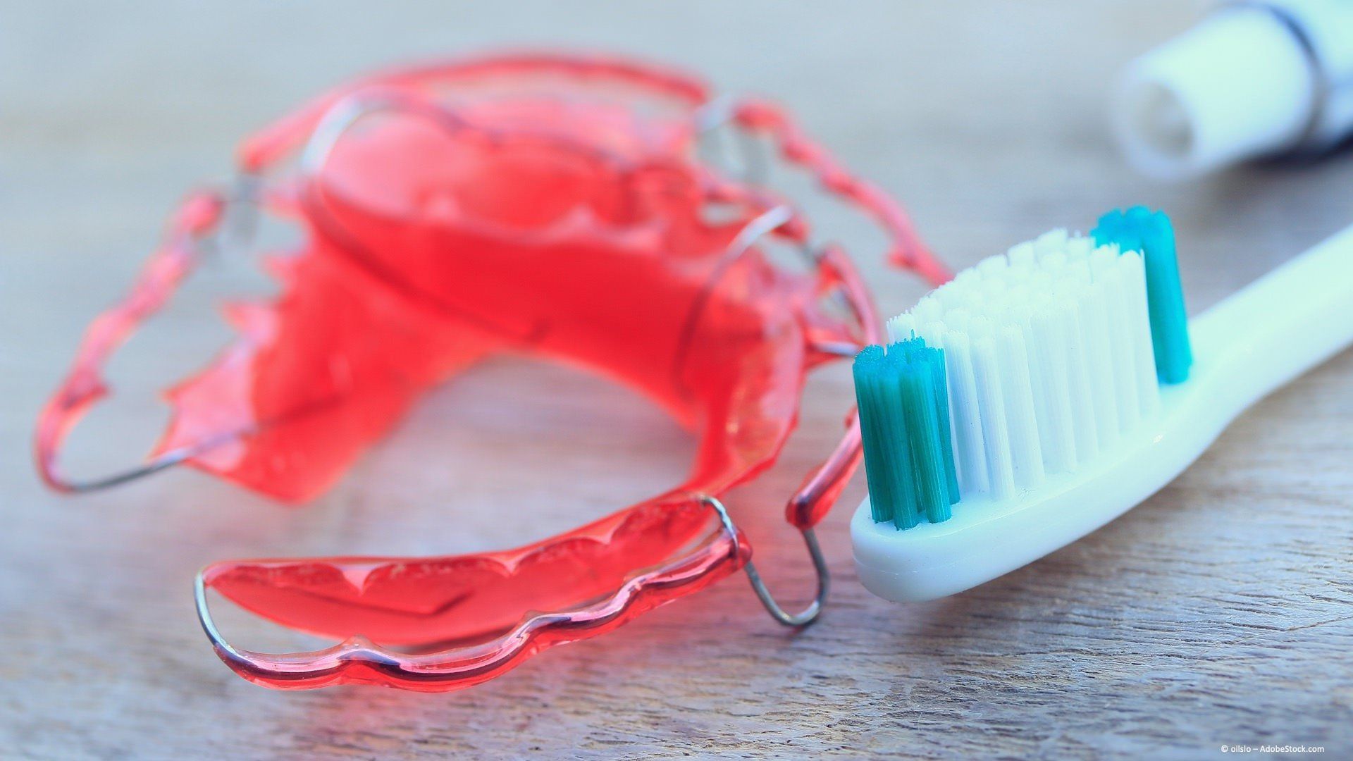Reinigung herausnehmbarer Zahnspangen mit der Zahnbürste