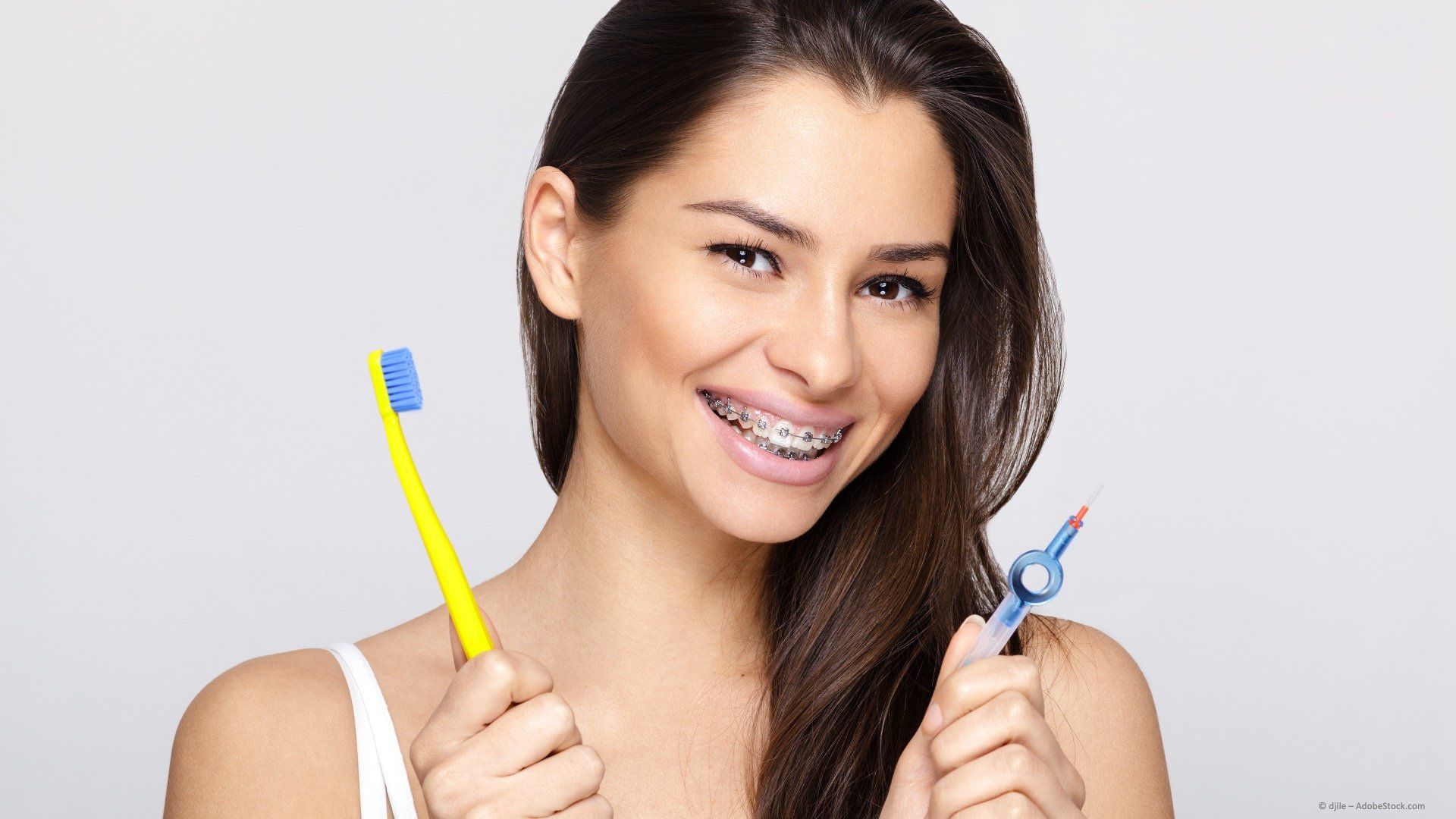 Zahnbürste und Ortho-Bürstchen für die Pflege von Zähnen und Zahnspangen