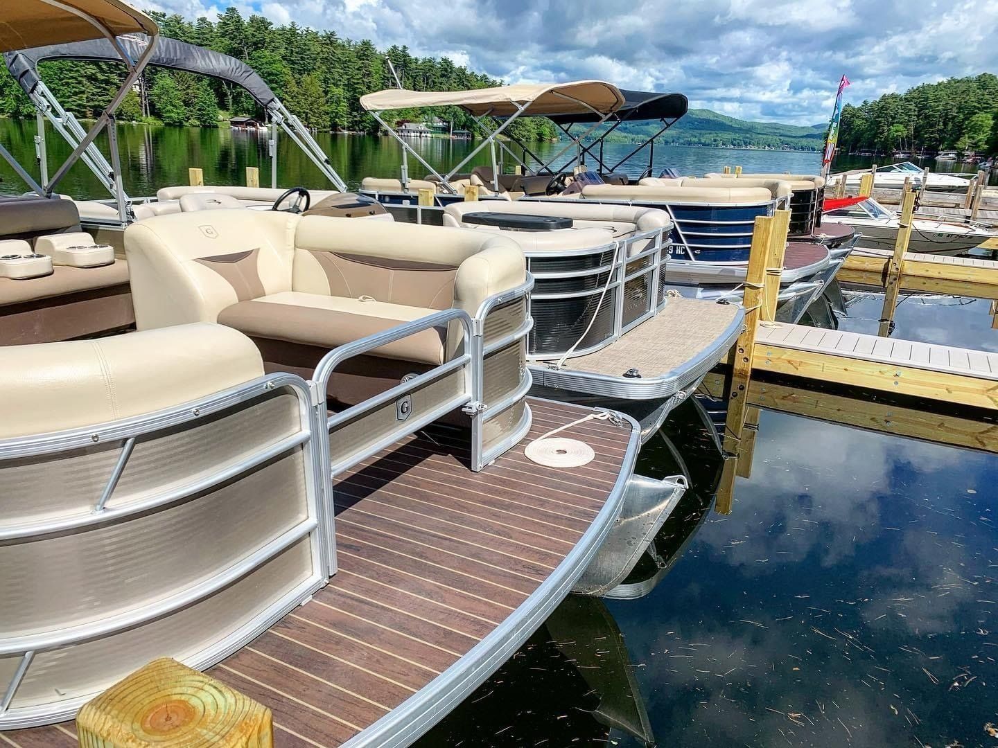 queen-boat-co-boating-lake-george-dock-pontoons