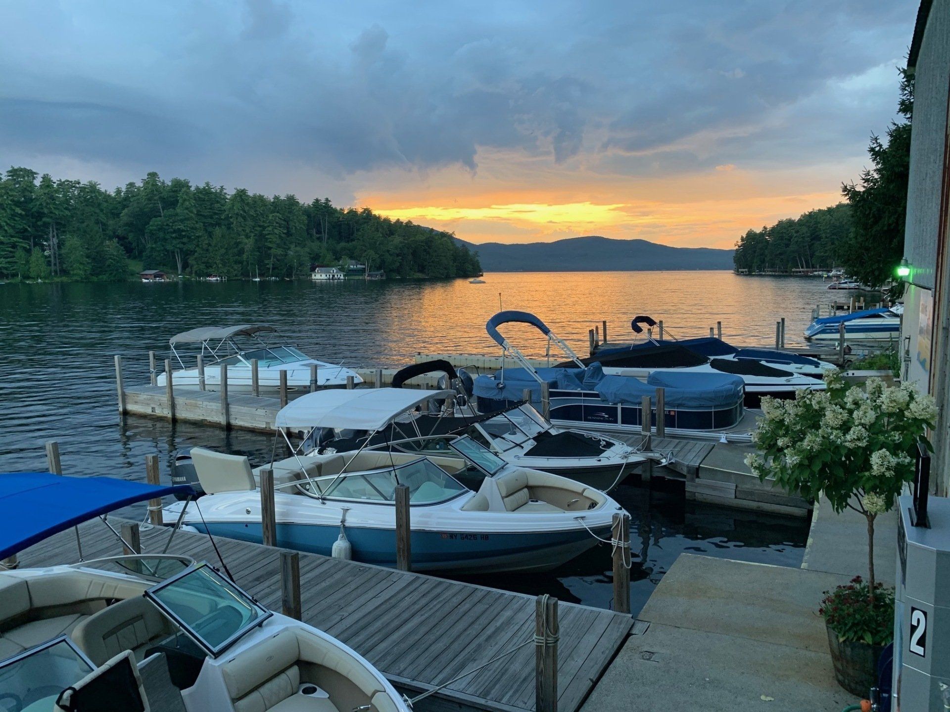 queen-boat-co-boating-lake-george-dock-sunset
