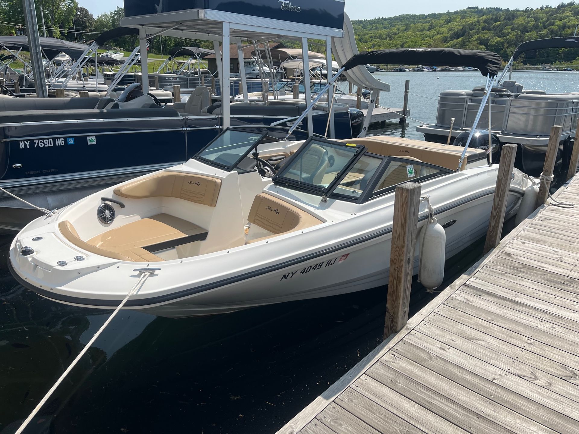 21' Sea Ray 210 with outboard
