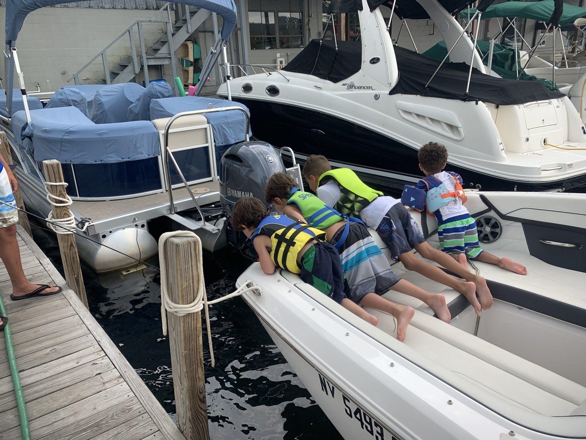 queen-boat-co-family-boating-lake-george-kids-at-dock