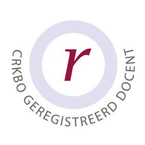 Logo voor een CRKBO-geregistreerde docent met een rode kleine letter 'r' in een lichtpaarse cirkel met gebogen grijze tekst.