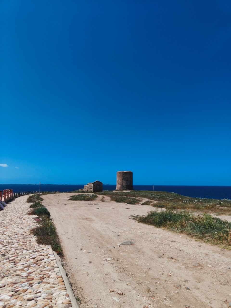 Strada per la spiaggia con torre