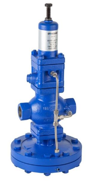 Válvula reguladora de presión industrial azul con brida y tubo manómetro.