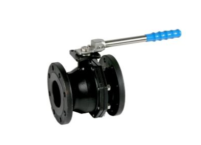 Válvula de bola con brida negra y palanca con manija azul, probablemente utilizada en un sistema de tuberías.