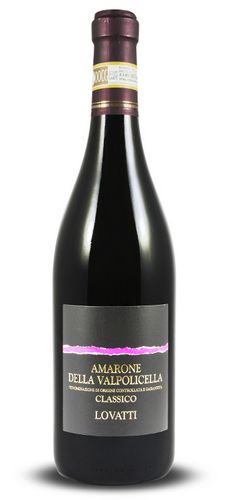 Een fles Amarone della Valpolicella Classico op een witte achtergrond.