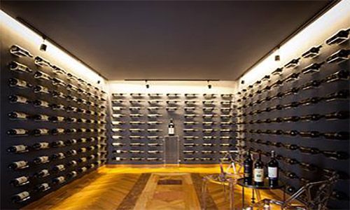 Een wijnkelder gevuld met heel veel flessen wijn.