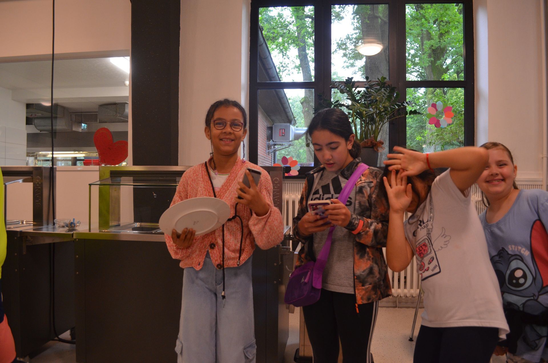 Eine Gruppe junger Mädchen steht nebeneinander in einem Raum - Karate-Jugendfreizeit.