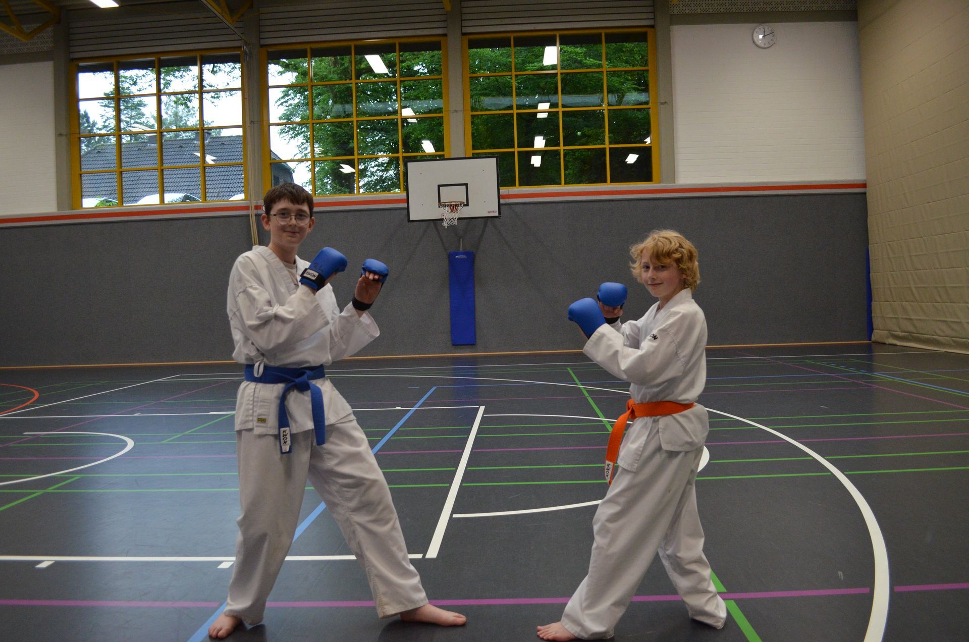 Zwei junge Jungen üben Kampfsport in einem Fitnessstudio - Karate-Jugendfreizeit.