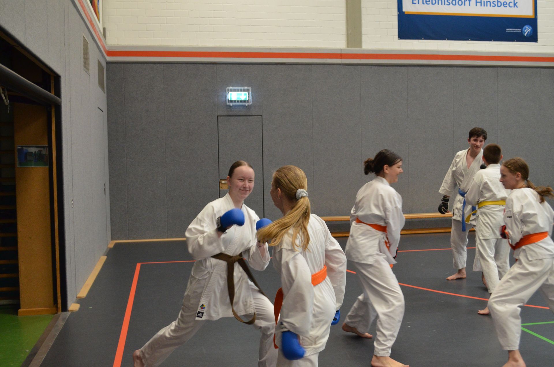 Eine Gruppe junger Mädchen trainiert in einem Fitnessstudio Karate - Karate-Jugendfreizeit.