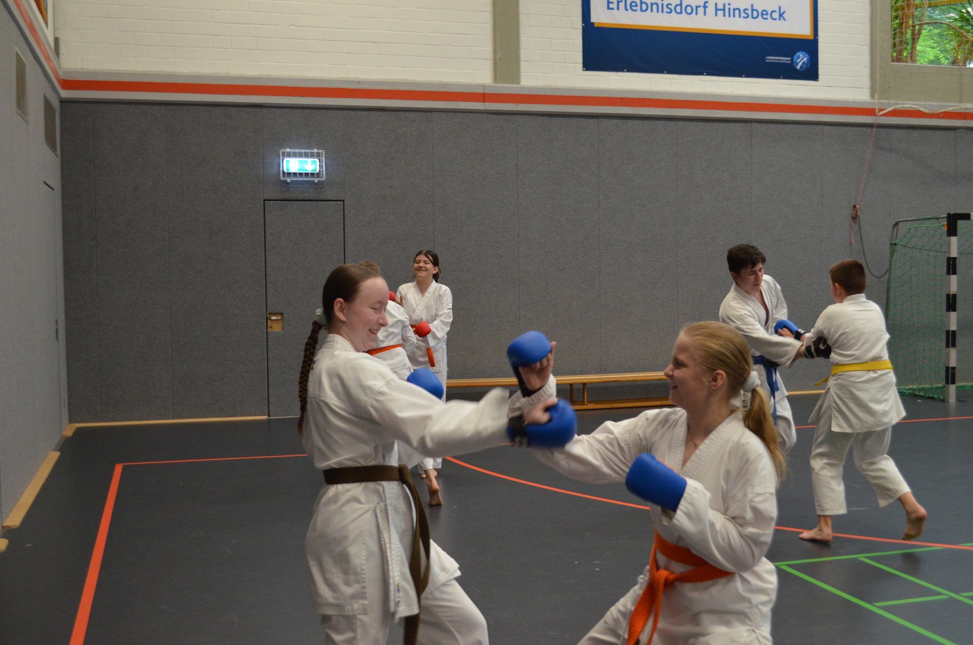 Eine Gruppe junger Mädchen übt in einem Fitnessstudio Kampfsport - Karate-Jugendfreizeit.