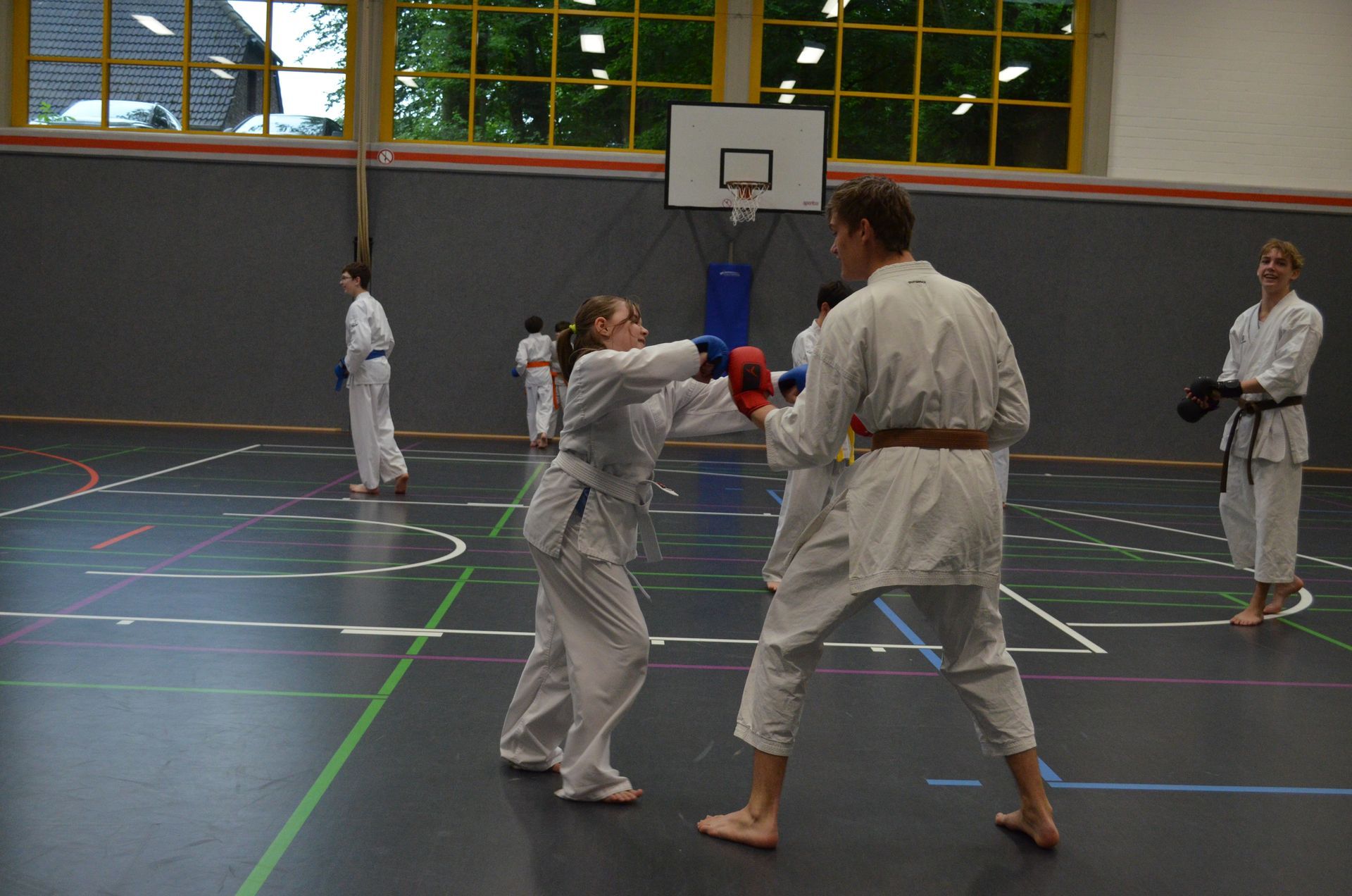 Eine Gruppe von Leuten trainiert in einem Fitnessstudio Kampfsport - Karate-Jugendfreizeit.