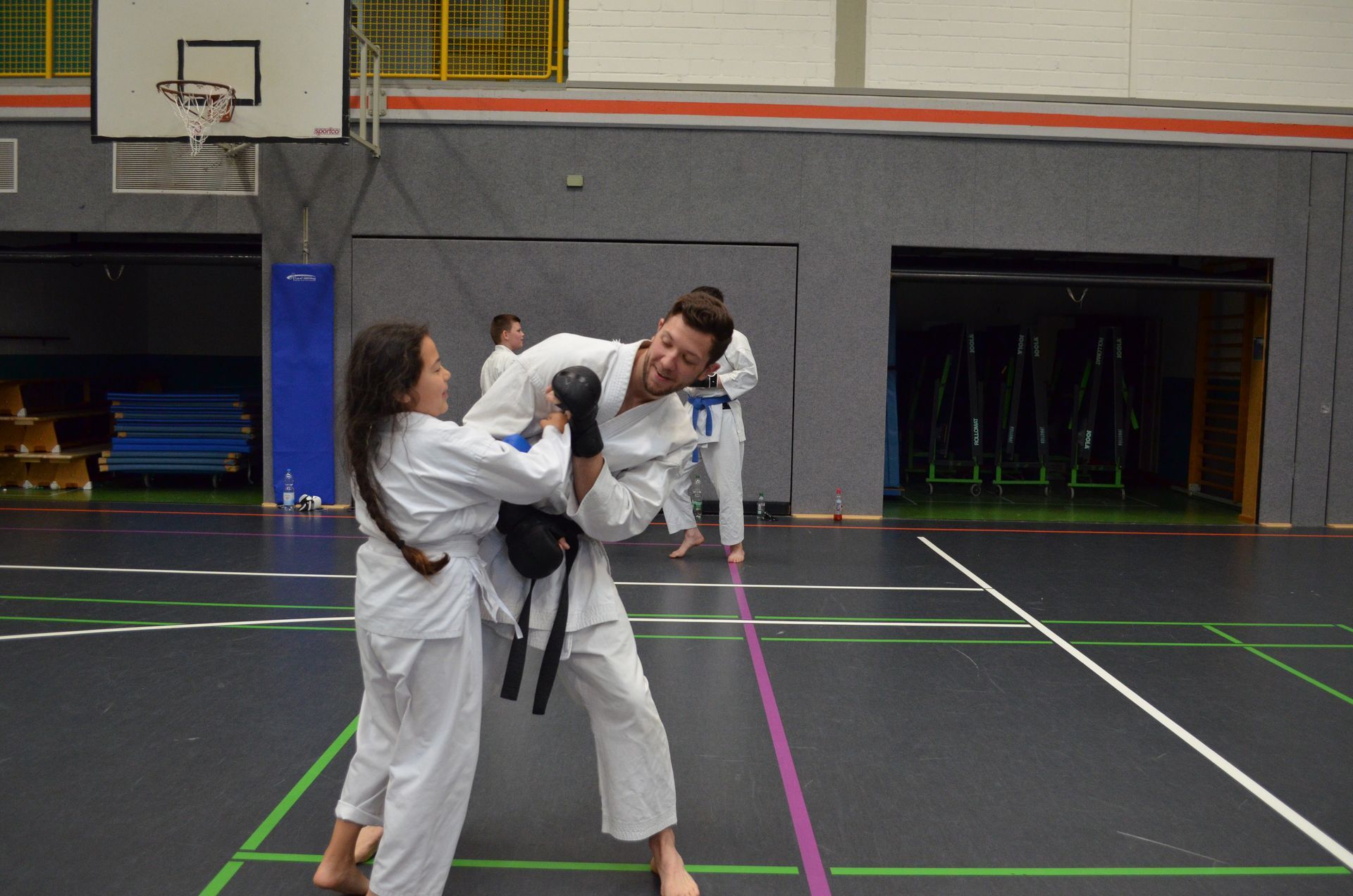 Eine Gruppe von Leuten trainiert in einem Fitnessstudio Kampfsport - Karate-Jugendfreizeit.
