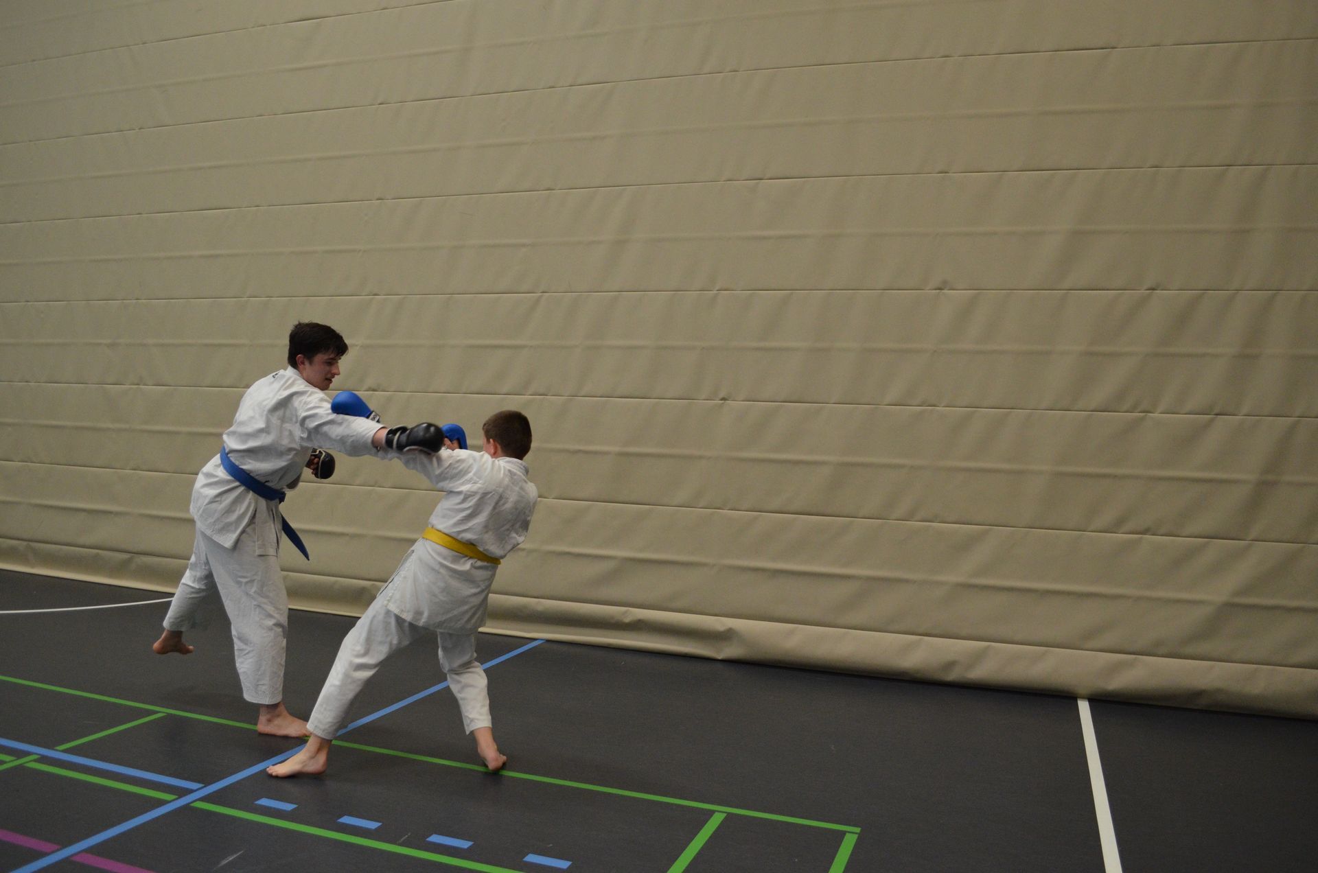 Zwei junge Männer trainieren in einem Fitnessstudio Karate - Karate-Jugendfreizeit.