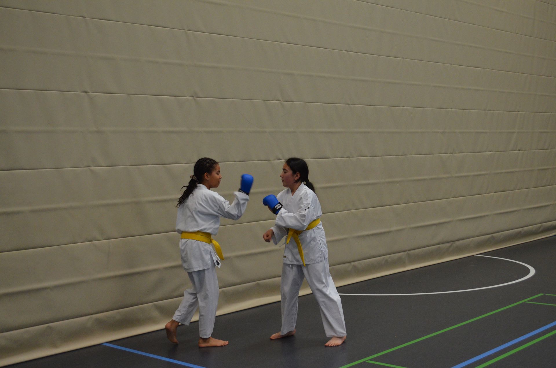 Zwei junge Mädchen boxen in einem Fitnessstudio - Karate-Jugendfreizeit.