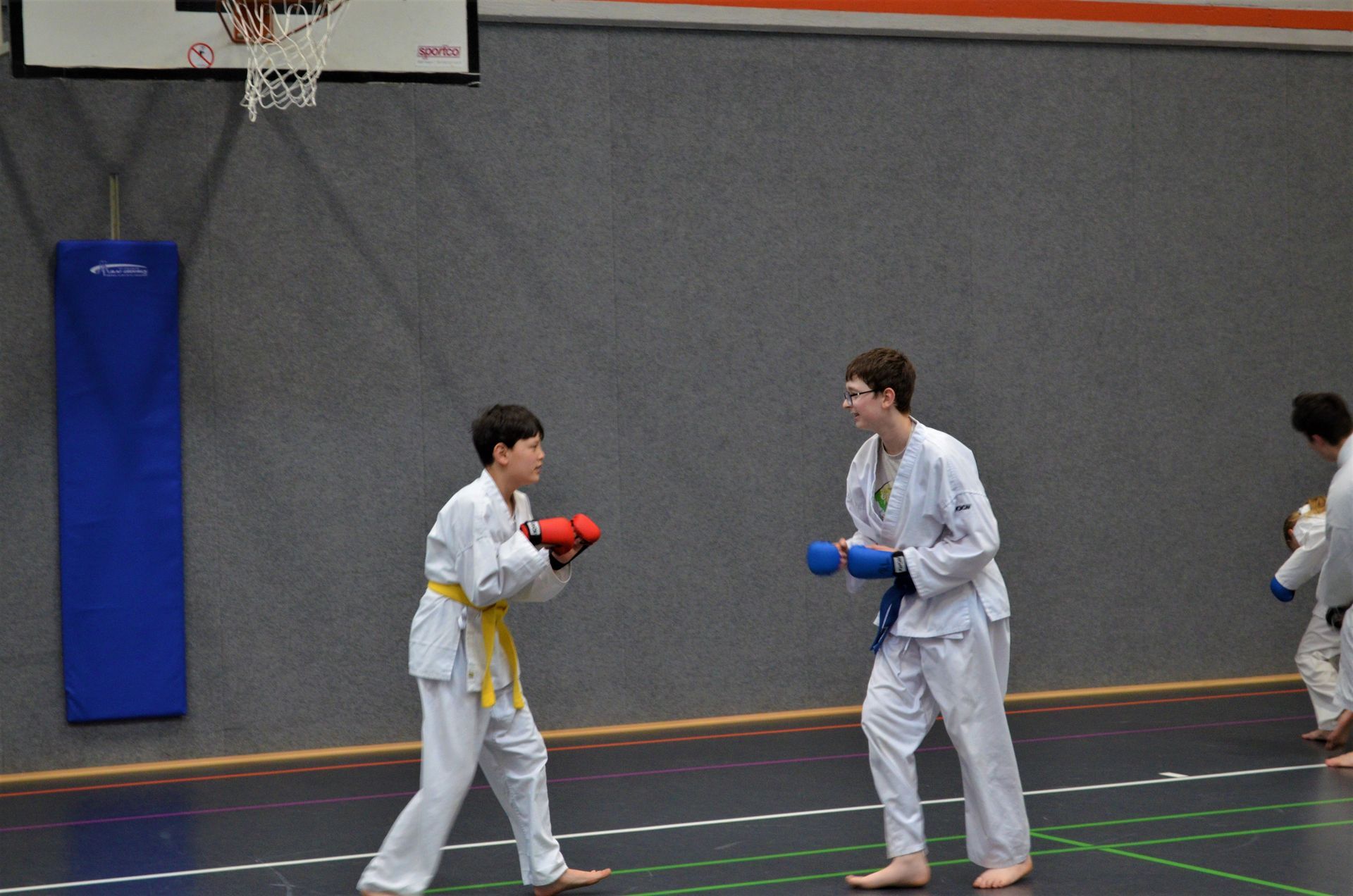 Eine Gruppe junger Männer übt in einem Fitnessstudio Kampfsport - Karate-Jugendfreizeit.