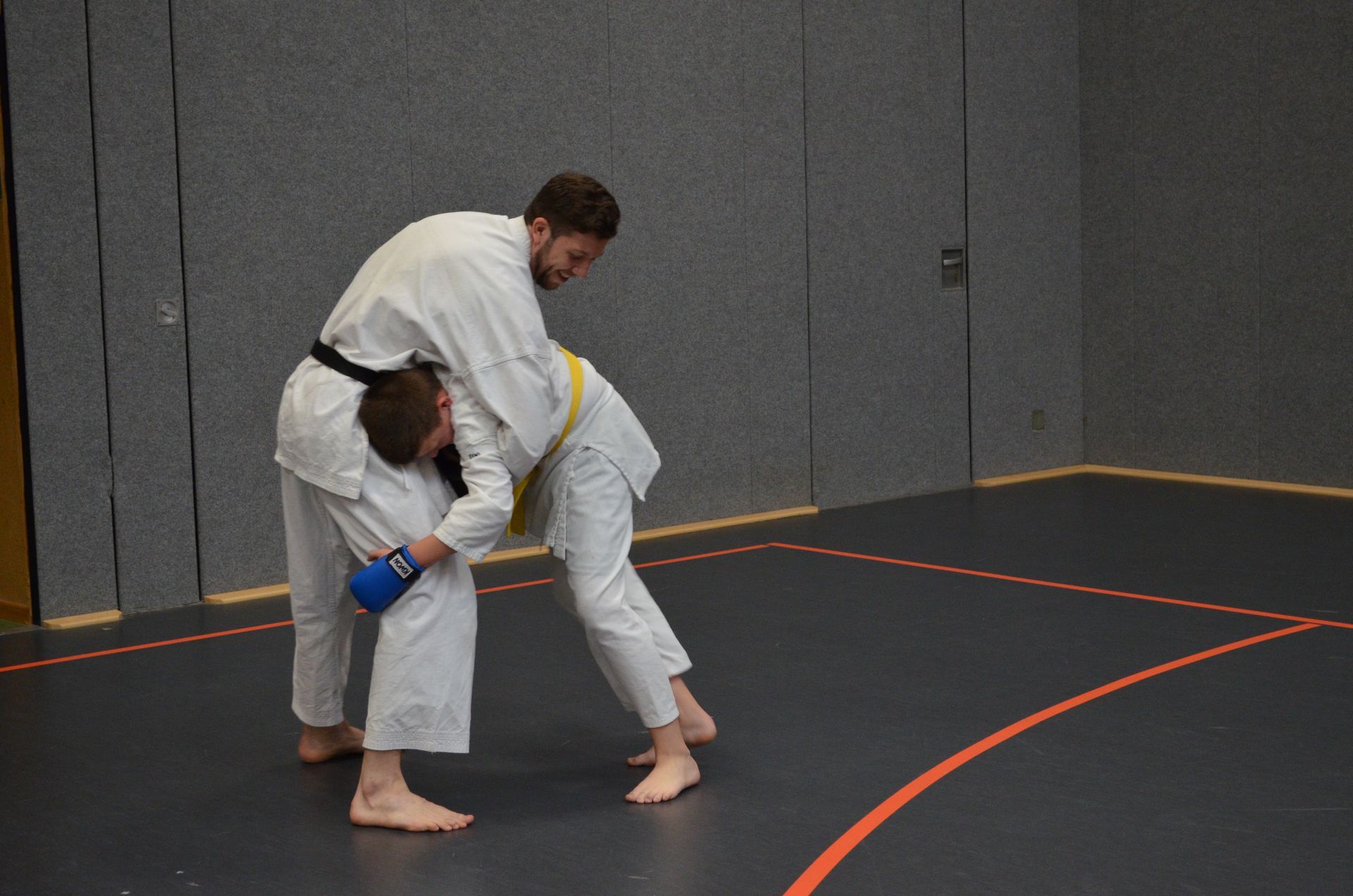 Zwei Männer trainieren in einem Fitnessstudio Karate.