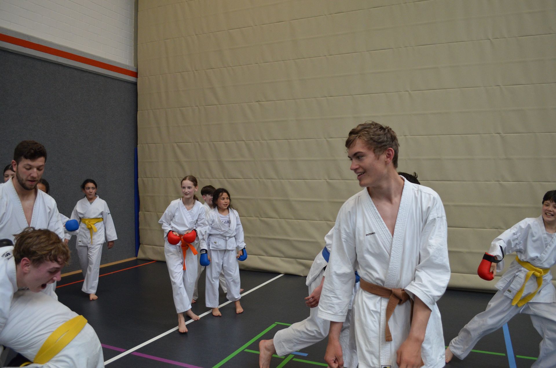 Eine Gruppe junger Leute trainiert in einem Fitnessstudio Karate - Karate-Jugendfreizeit.