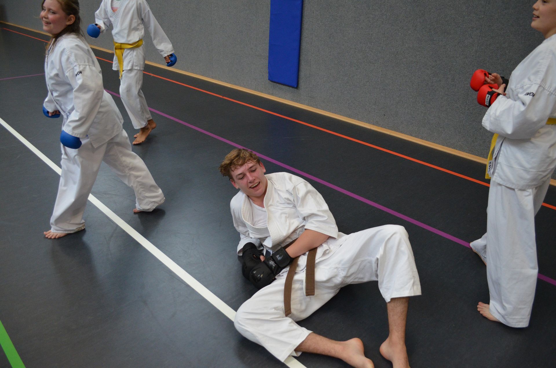 Eine Gruppe von Kindern übt Kampfsport in einem Fitnessstudio