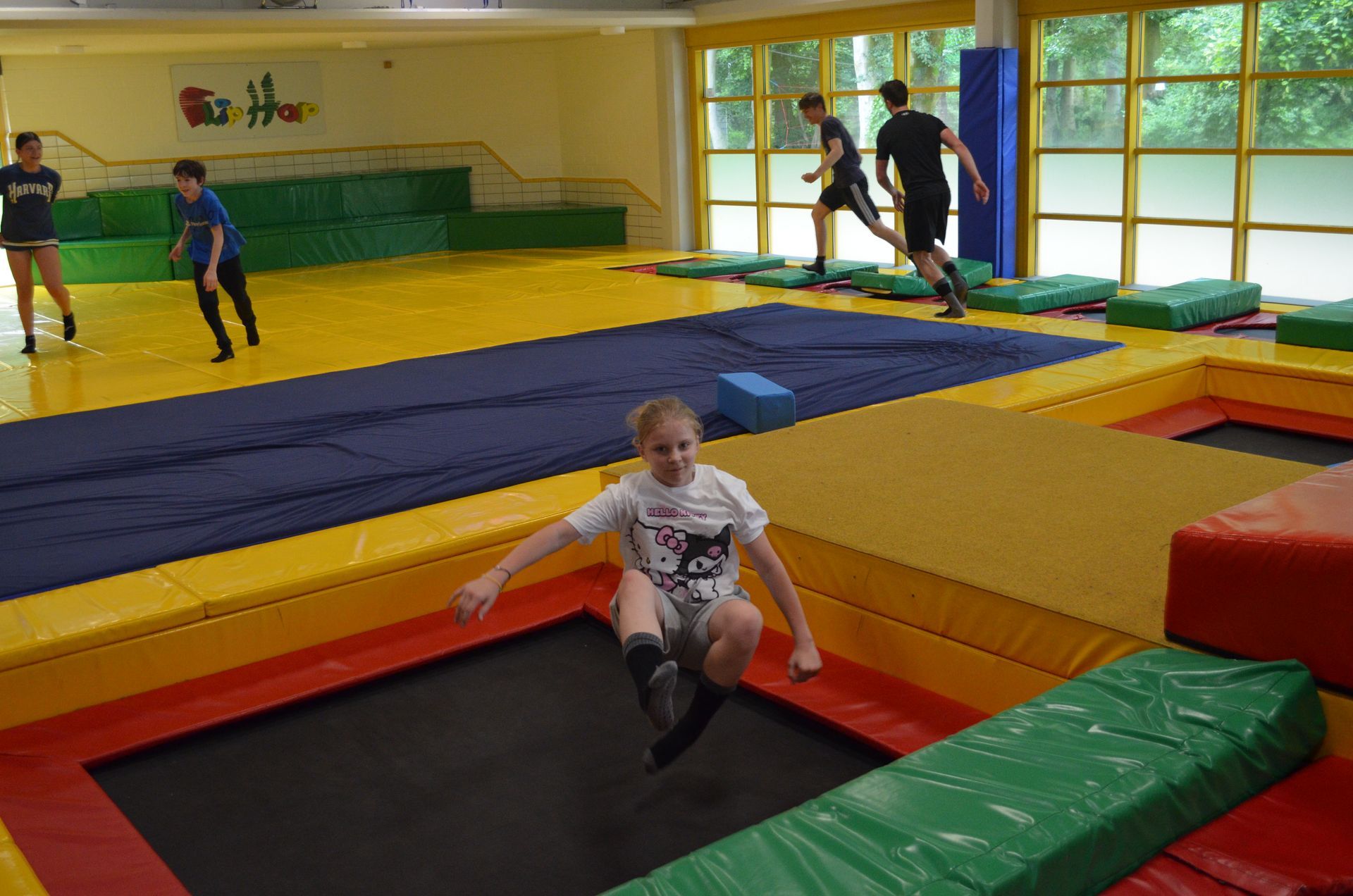 Ein Mädchen springt in einem Fitnessstudio auf einem Trampolin - Karate-Jugendfreizeit.