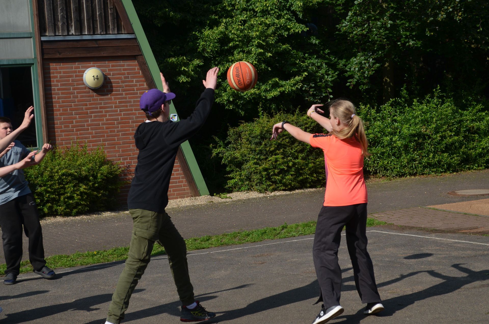 Eine gruppe von kindern spielt draußen basketball - Karate-Jugendfreizeit.