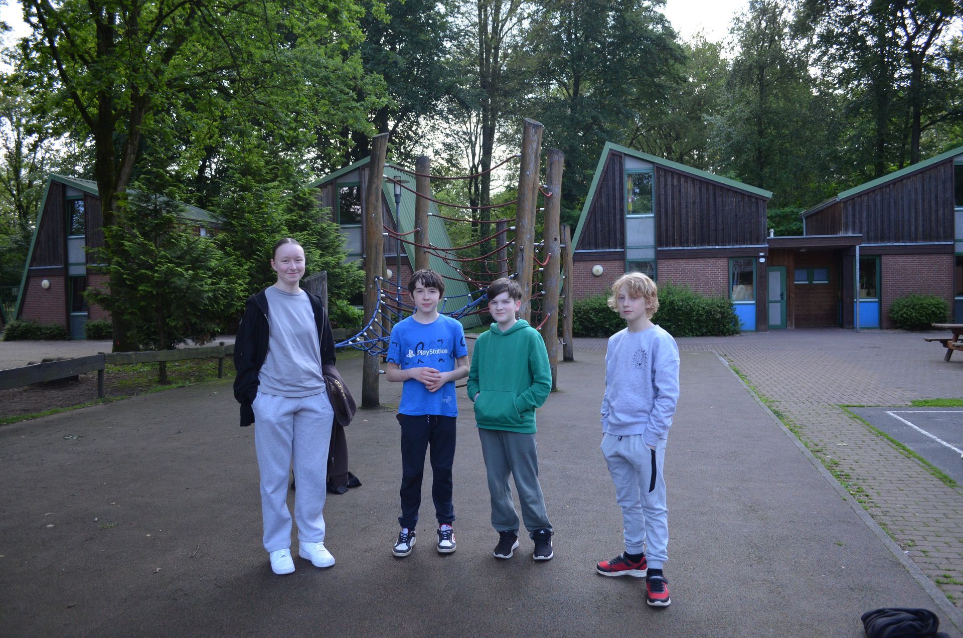 Eine Gruppe Kinder posiert vor einem Gebäude für ein Foto - Karate-Jugendfreizeit.