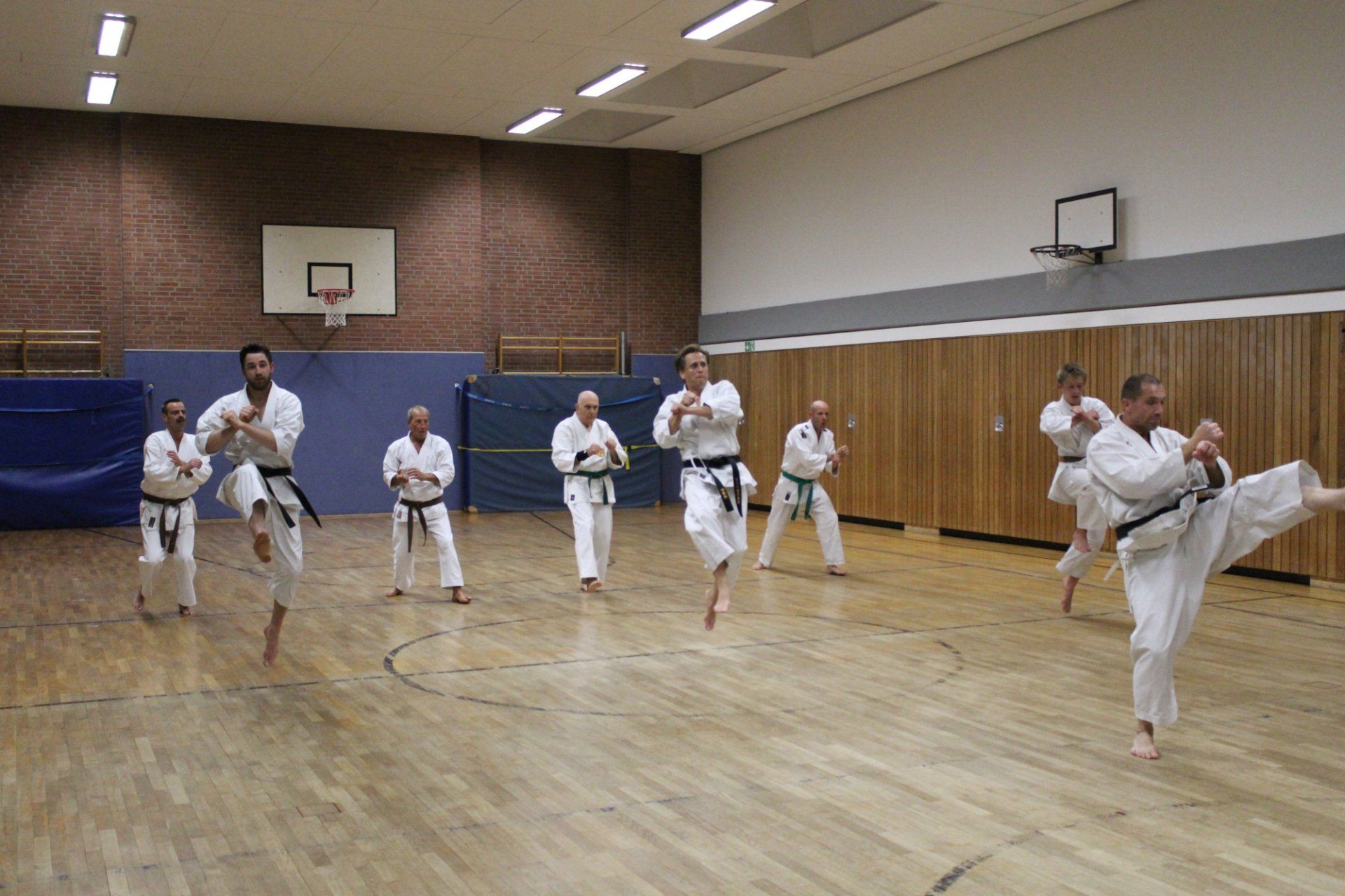 Eine Gruppe Leute trainiert in einem Fitnessstudio Karate.