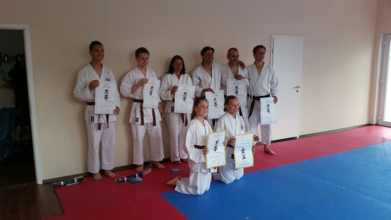 Eine Gruppe von Menschen in Karateuniformen posiert für ein Foto