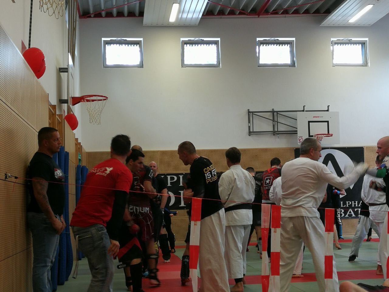 Eine Gruppe von Männern praktiziert Kampfsport in einem Fitnessstudio