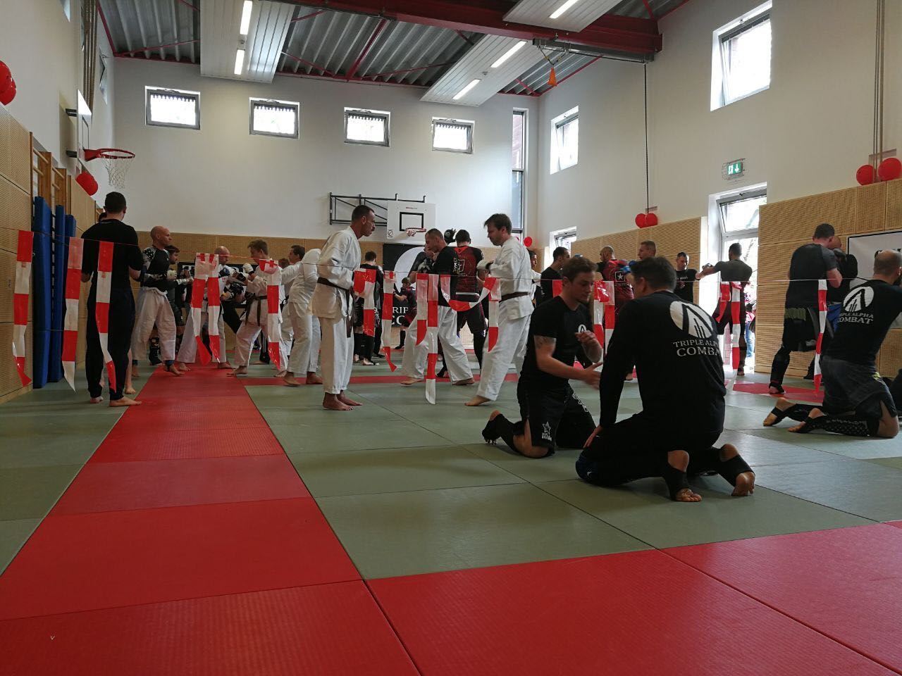 Eine Gruppe von Leuten trainiert in einem Fitnessstudio Kampfsport.