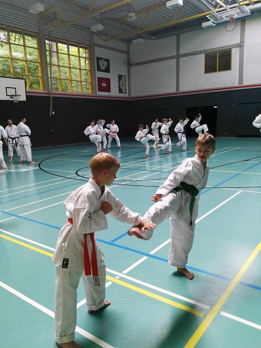 Zwei junge Jungen üben Kampfsport in einem Fitnessstudio