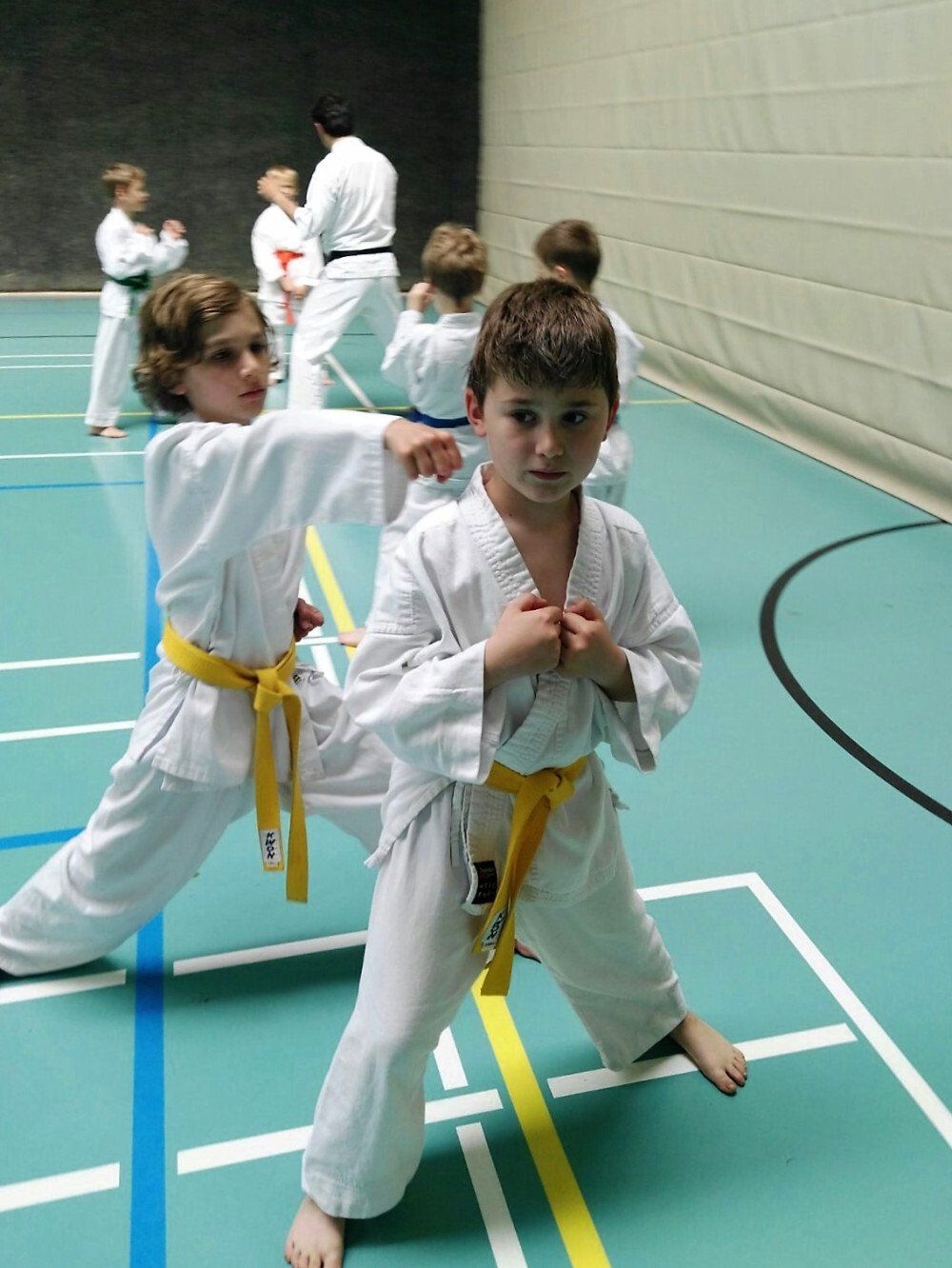Eine Gruppe junger Jungen übt Karate in einem Fitnessstudio
