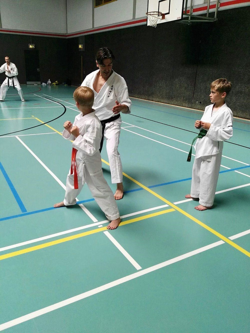 Eine Gruppe von Kindern übt Kampfsport in einem Fitnessstudio