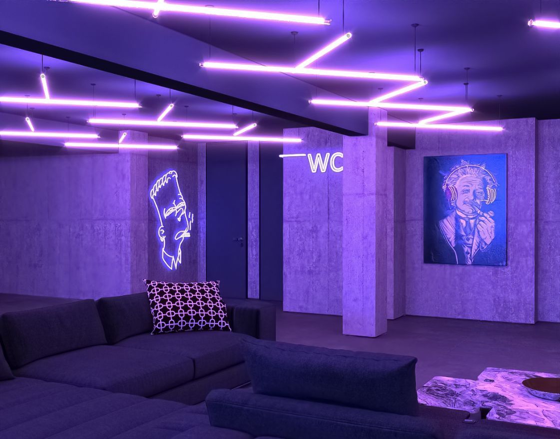 Ein Wohnzimmer mit violetten Lichtern und einer Couch