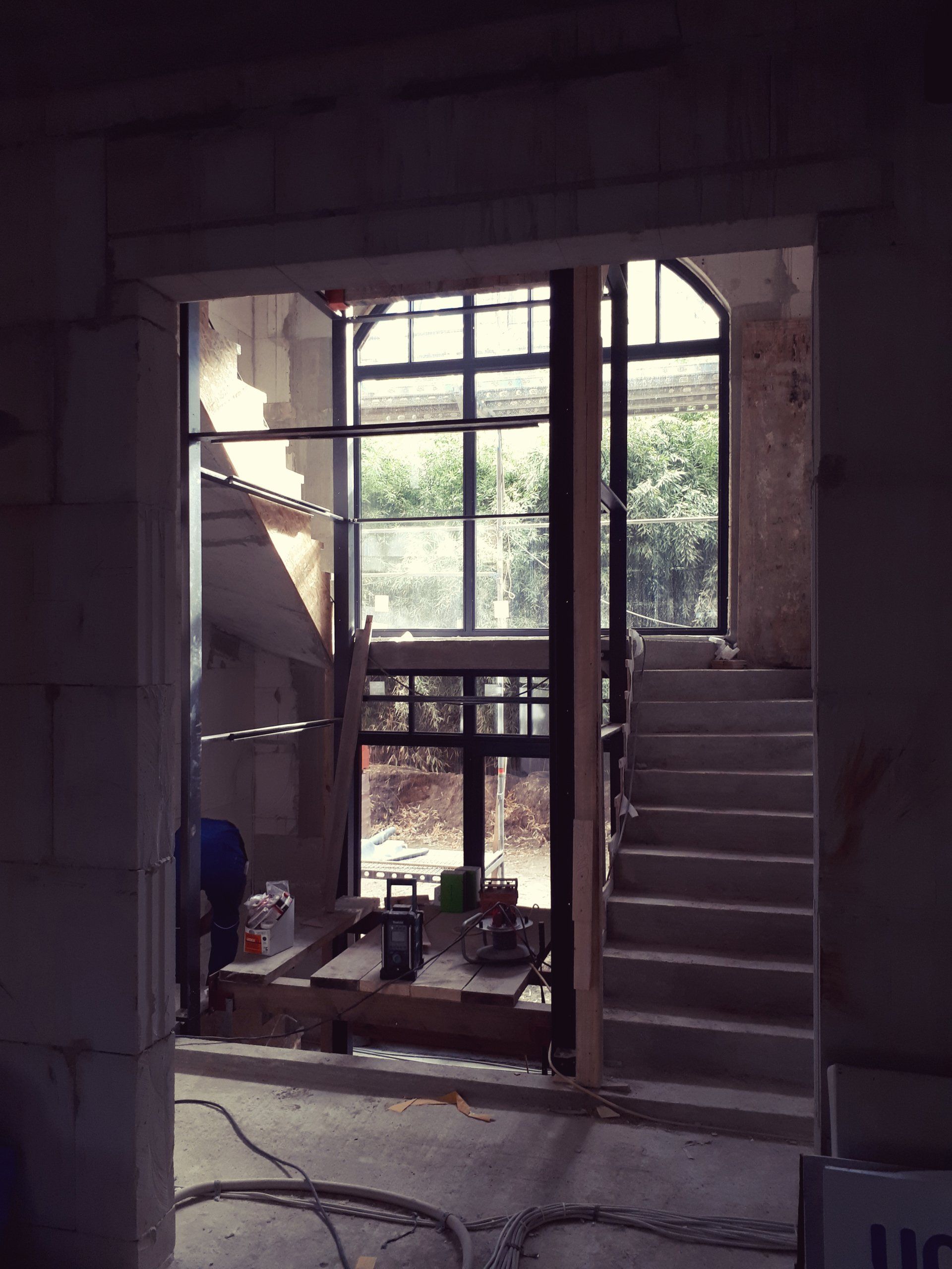 Ein im Bau befindliches Gebäude mit Treppen und einem Schild mit der Aufschrift „uc“