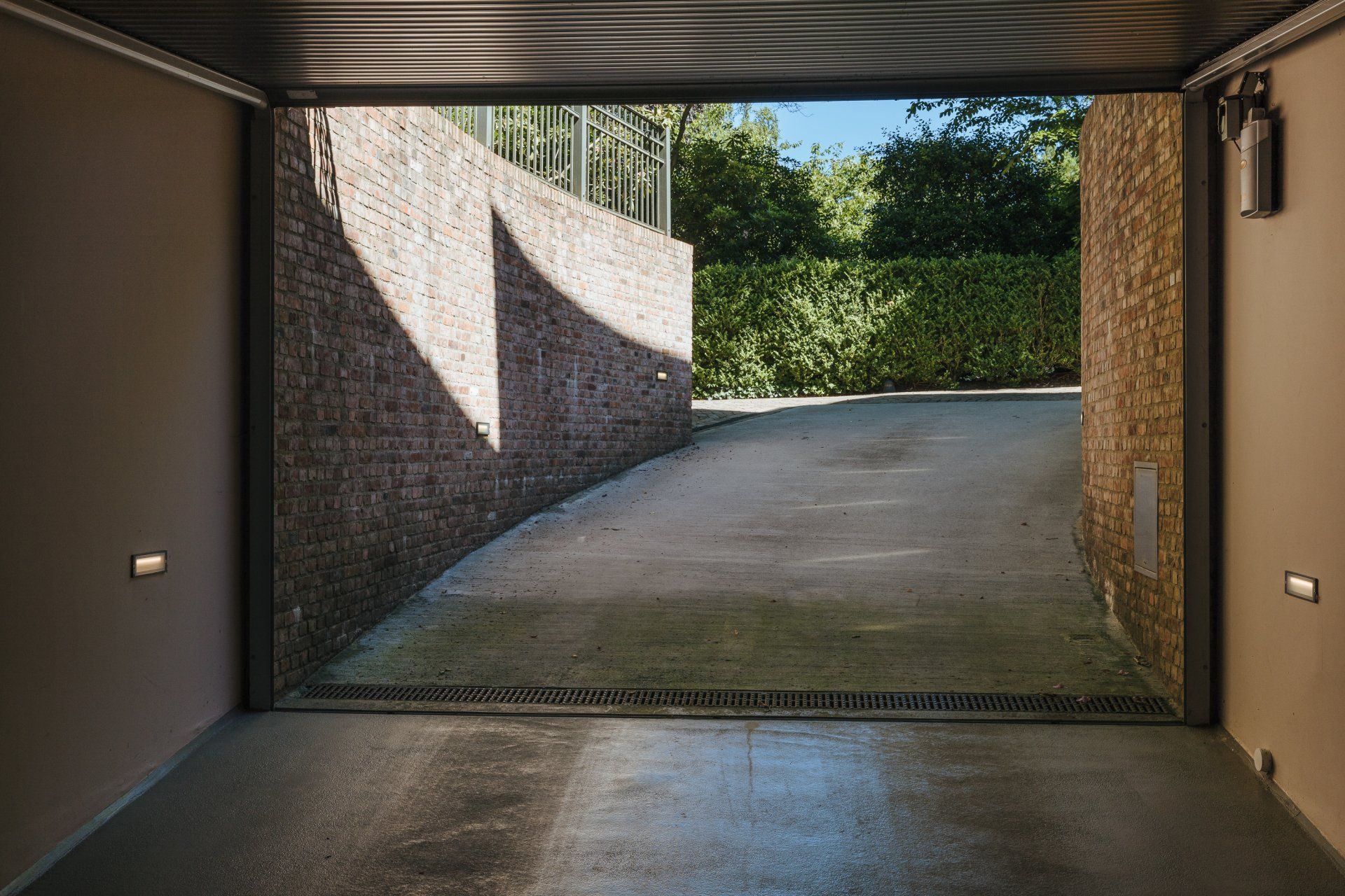 Ein Blick auf eine Einfahrt durch ein Garagentor.