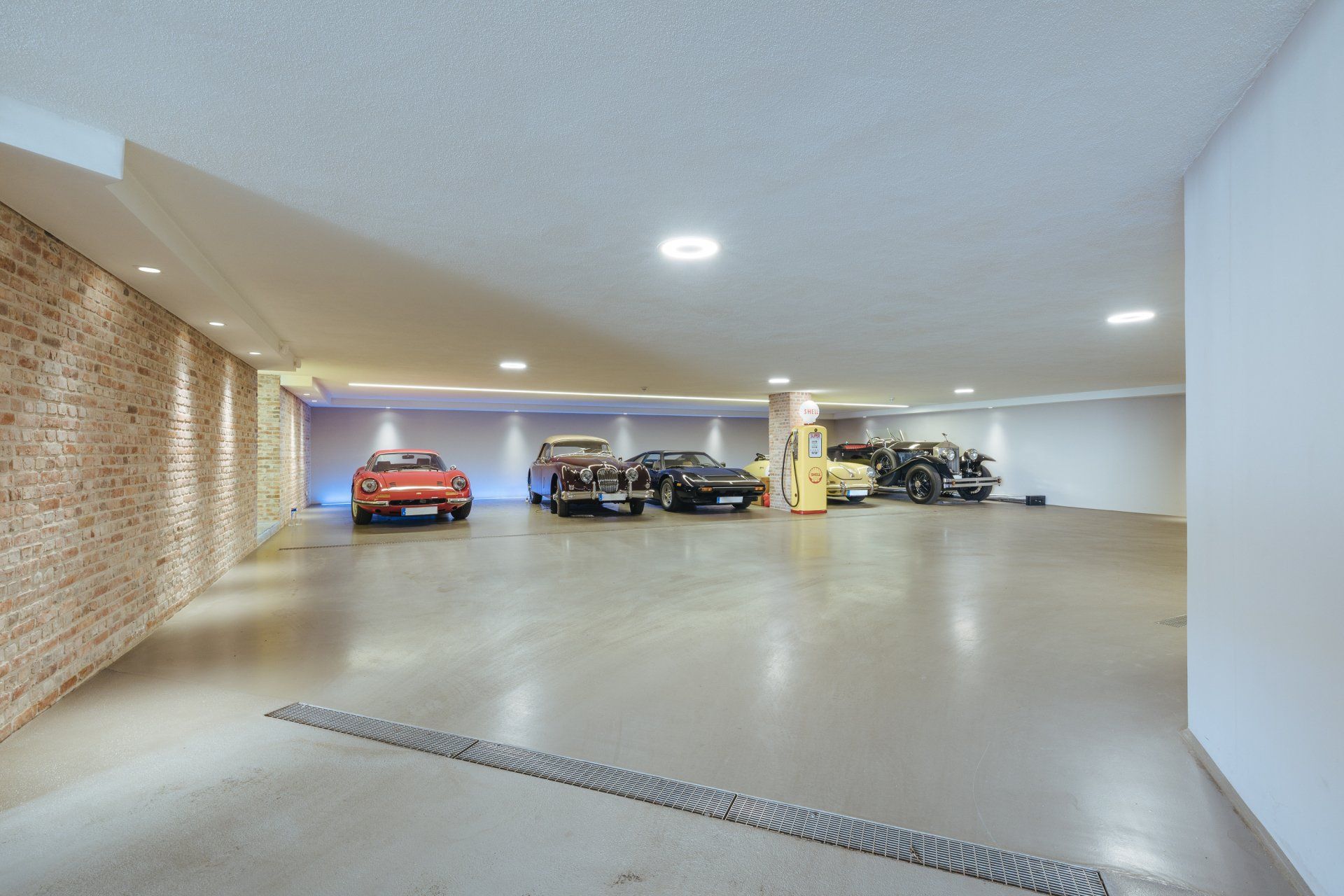 Eine Darstellung einer Garage mit darin geparkten Autos